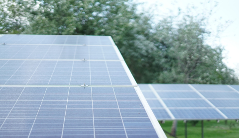 Le coût d'installation de panneaux photovoltaïques sur un terrain : un aperçu complet