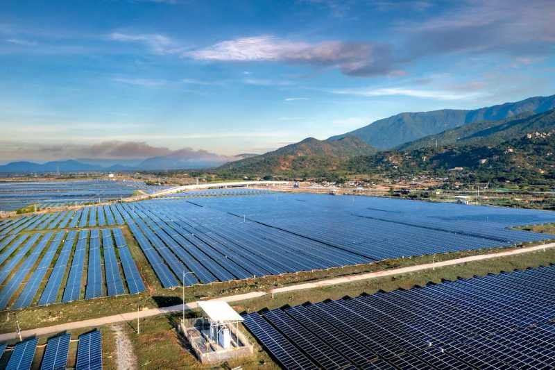 terrain avec panneaux solaires 